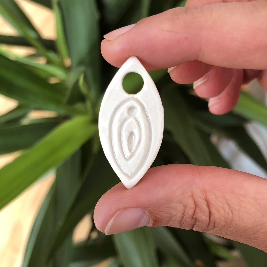 Pendentif Vulve Blanc Sororité – Image 3