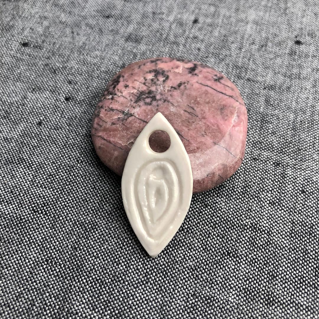 Pendentif Vulve Blanc Sororité – Image 4