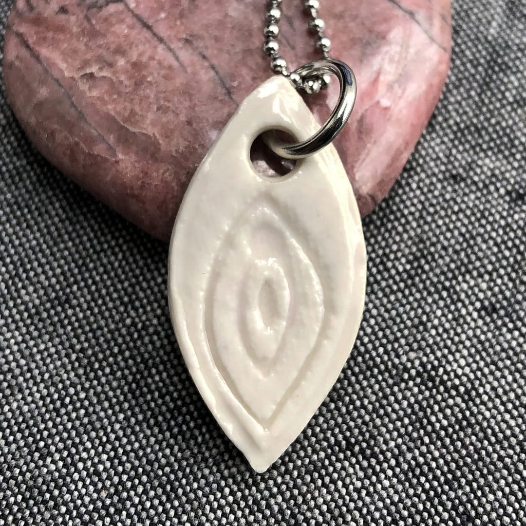 Pendentif Vulve Blanc Sororité