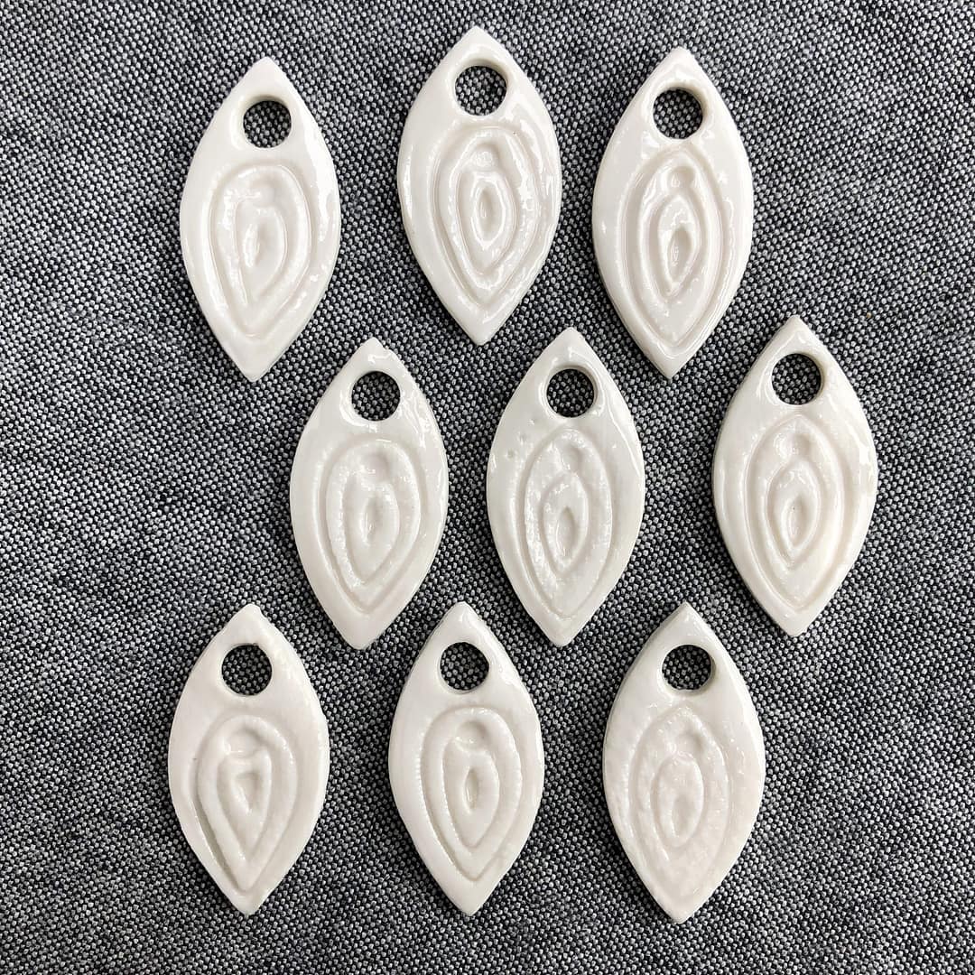 Pendentif Vulve Blanc Sororité – Image 5