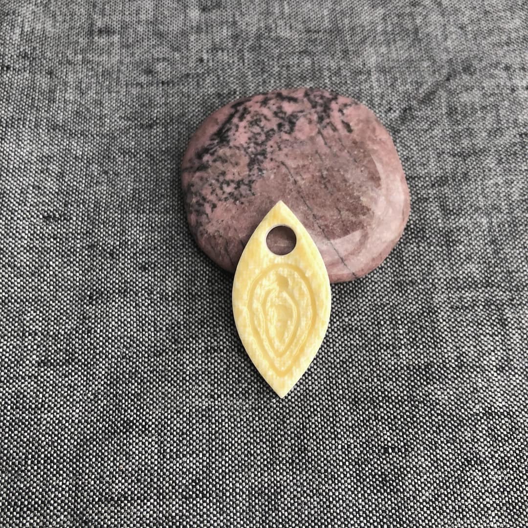 Pendentif Vulve Jaune Pétillant – Image 6