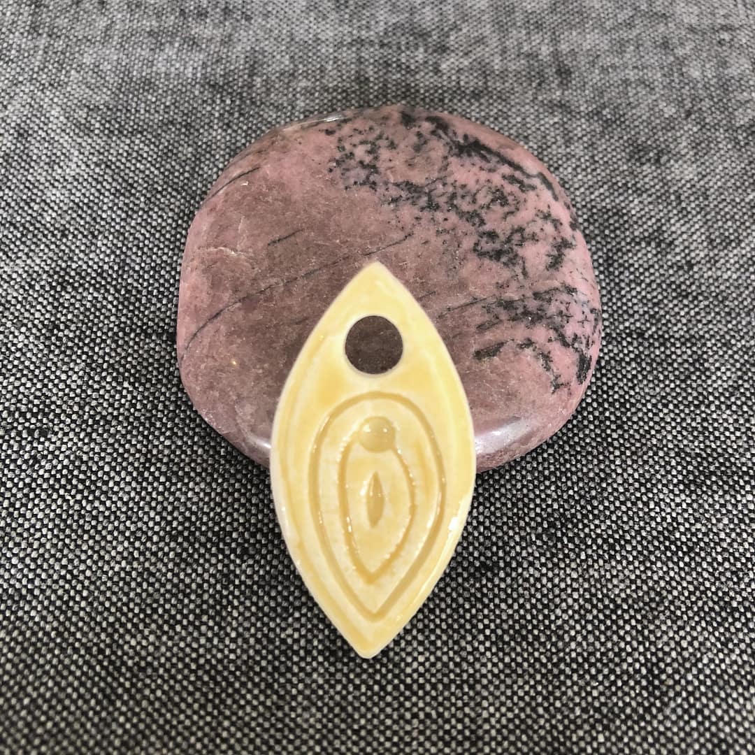 Pendentif Vulve Jaune Pétillant – Image 7