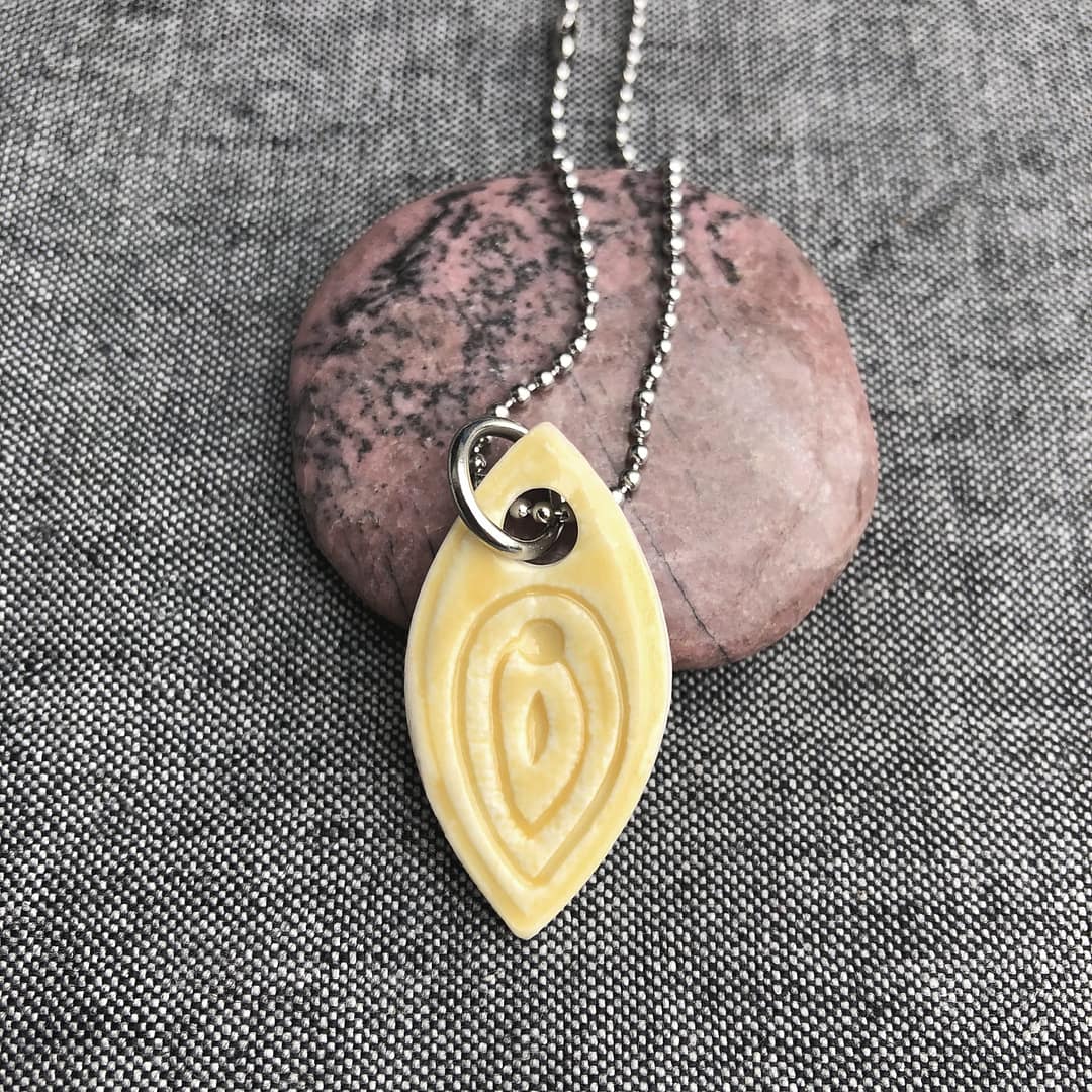 Pendentif Vulve Jaune Pétillant – Image 2