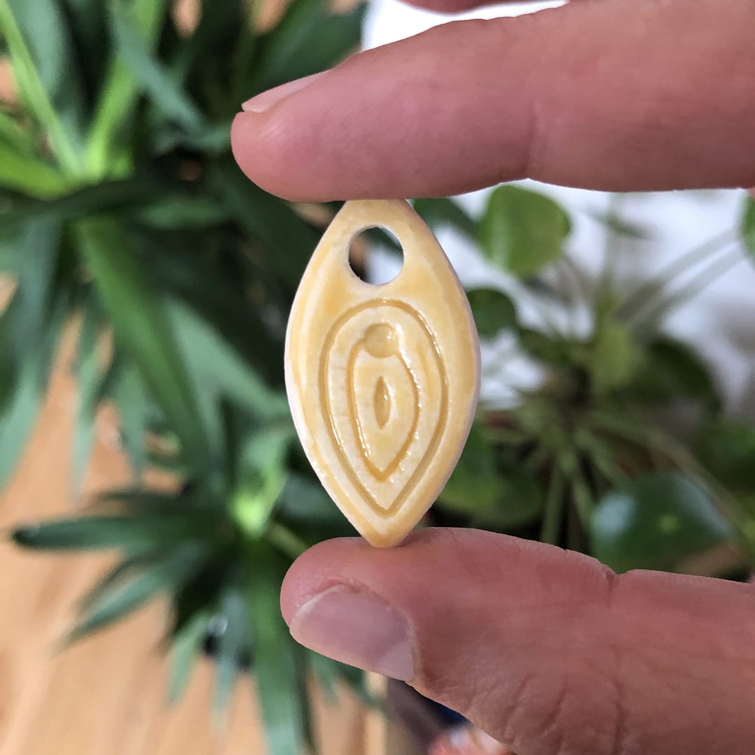 Pendentif Vulve Jaune Pétillant – Image 4