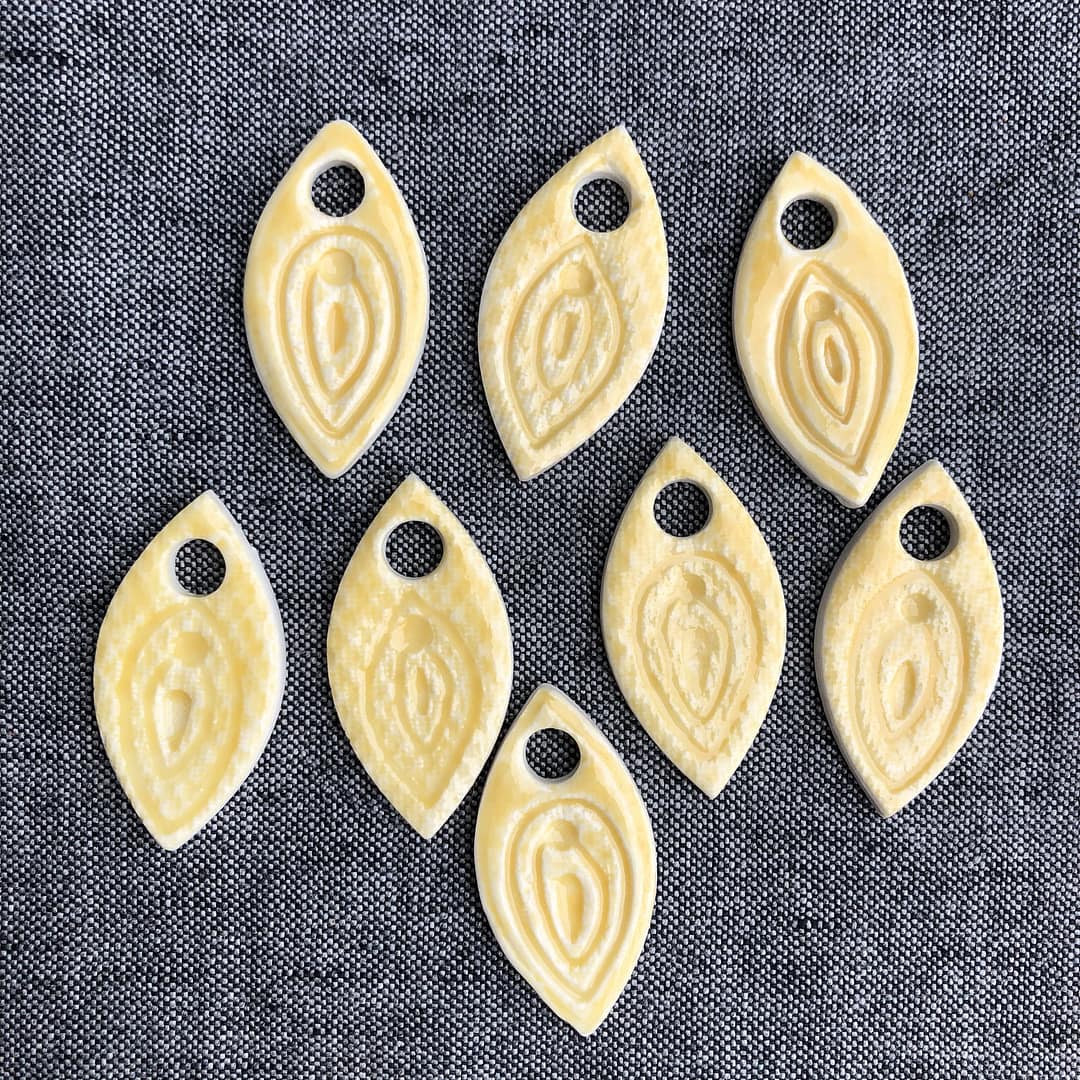 Pendentif Vulve Jaune Pétillant – Image 5