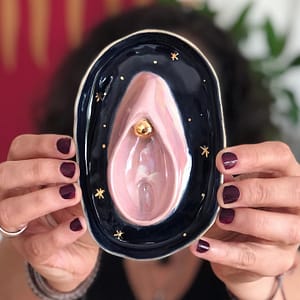 Vulve en céramique bleu et rose avec des réhauts en or